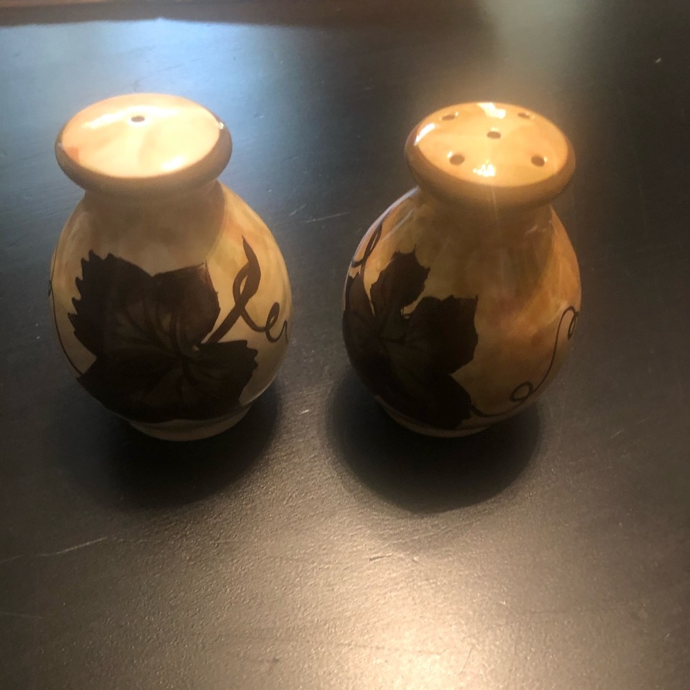 NWOT Grape leaf salt and pepper shaker